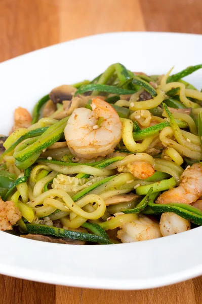 Shrimp with zucchini noodles stir-fry — Stock Photo, Image