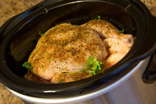 Całego kurczaka w powolnym kuchenka — Zdjęcie stockowe