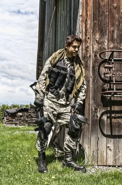 Hombres descansando jugando paintball — Foto de Stock