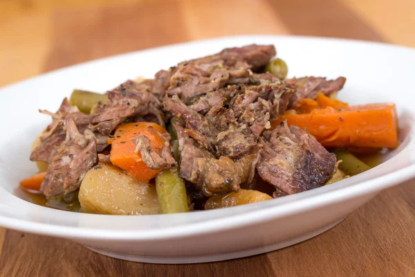 Estofado estofado de ternera con verduras en la mesa — Foto de Stock