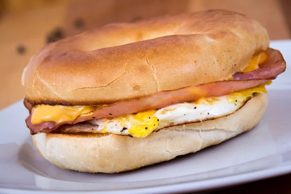 Prosciutto formaggio e uova colazione Bagel Sandwich — Foto Stock