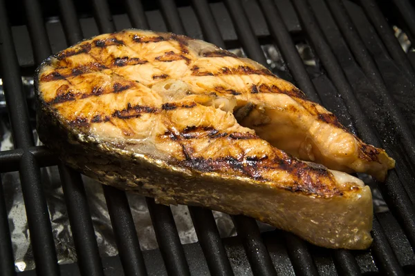 Steak de saumon sur le gril — Photo