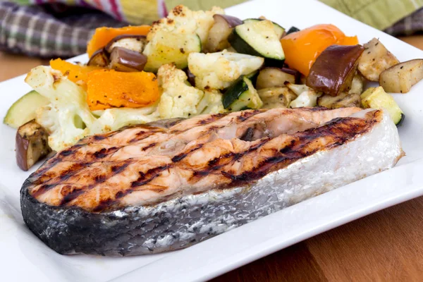 Harina de filete de salmón con verduras — Foto de Stock