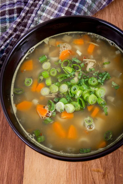 Cuenco de sopa de pollo y fideos vista de ángulo alto —  Fotos de Stock