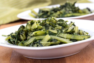 Hazırlanan haşlanmış karahindiba yeşillikleri kase