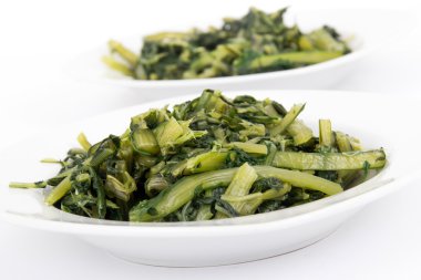 Hazırlanan haşlanmış karahindiba yeşillikleri kase