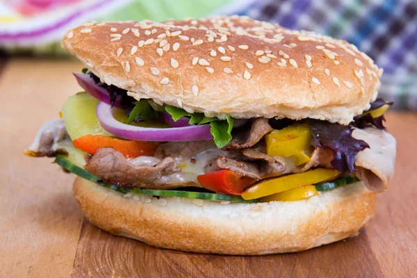 Philly formaggio bistecca panino hamburger con verdure — Foto Stock