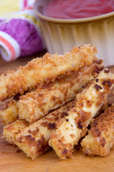 Varas de tofu fritas com molho marinara — Fotografia de Stock