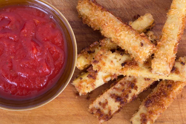 Gebratene Tofu-Sticks mit Marinara-Dip — Stockfoto