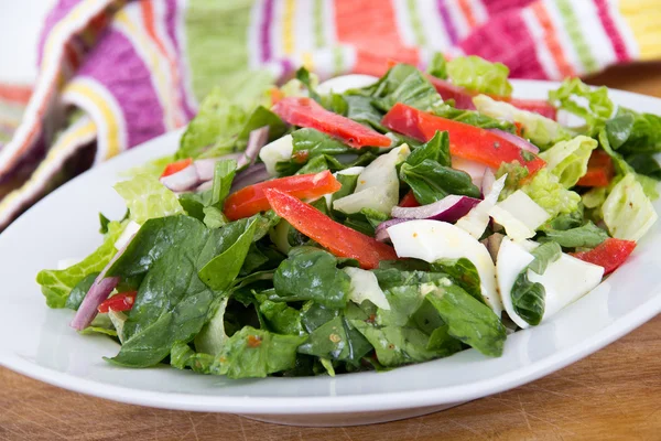 Salada orgânica saudável de ovos e legumes — Fotografia de Stock