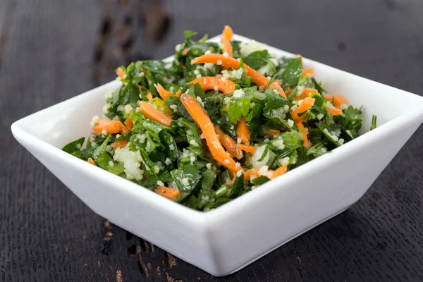 Tabbouleh prezzemolo e carota insalatiera — Foto Stock