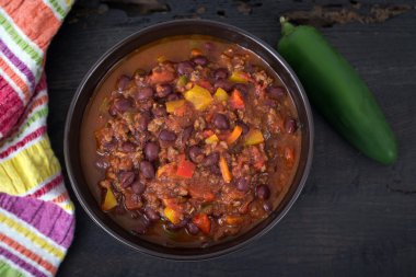 Chili con carne sığır eti biber siyah masada