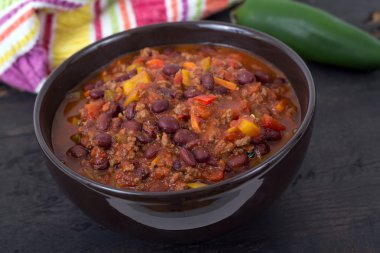 Chili con carne sığır eti biber siyah masada