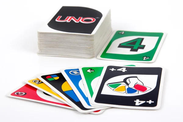 Uno jogo de cartas na mesa branca — Fotografia de Stock