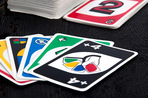 Uno jogo de cartas na mesa preta — Fotografia de Stock