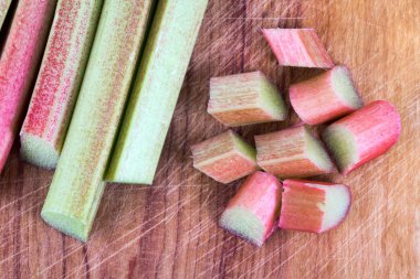 Taze ravent SAP ve ahşap kesme tahtası üzerinde adet