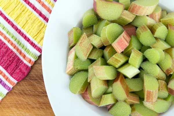 Свіжі нарізані шматки Rhubarb на столі з високим кутом огляду — стокове фото