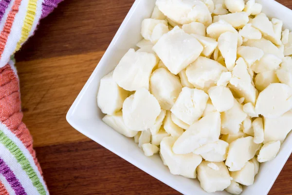 Masada bir kasede beyaz süt peynir lor — Stok fotoğraf