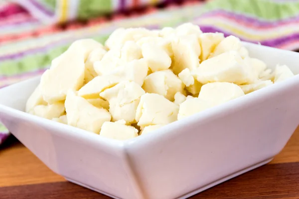Masada bir kasede beyaz süt peynir lor — Stok fotoğraf
