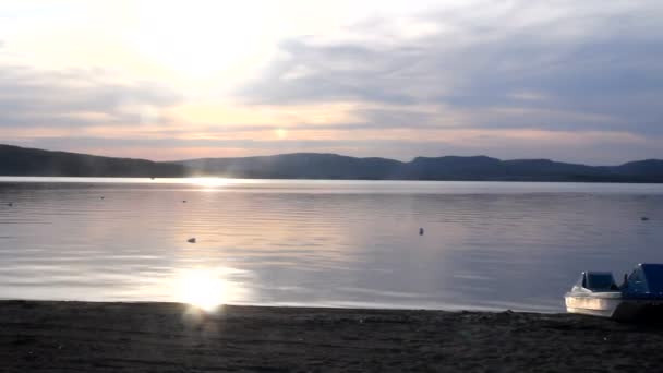 Fantastisk kväll sky solnedgång på sjön video — Stockvideo