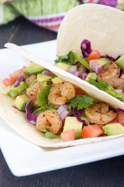 iki lezzetli karides tacos