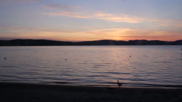 Increíble puesta de sol cielo por la noche en el lago de vídeo — Vídeos de Stock