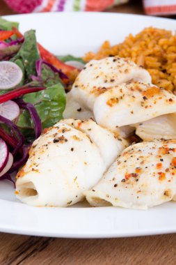 Tek Balık Fırında rulo pirinç ve taze salata kapları ile