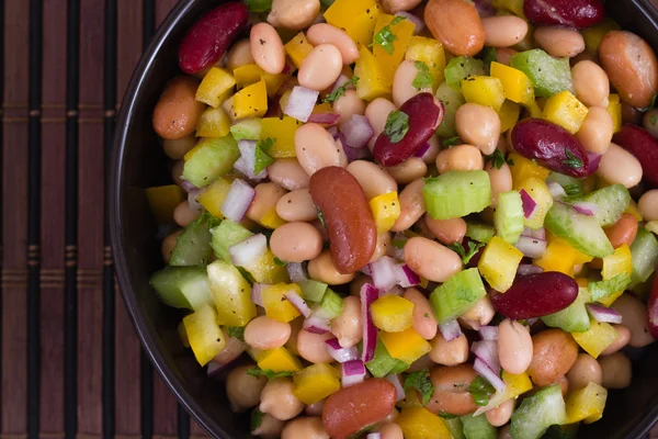 Saudável misturado feijão e legumes saladeira — Fotografia de Stock