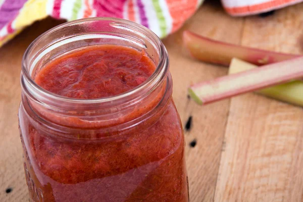 Zelfgemaakte rabarber en strawberry jam in pot — Stockfoto