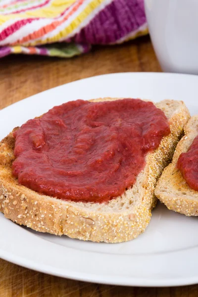 Strawberry and rhubarb jam on toast breakfast — ストック写真