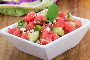 Sağlıklı taze organik karpuz nane, beyaz peynir ve salata salatalık closeup