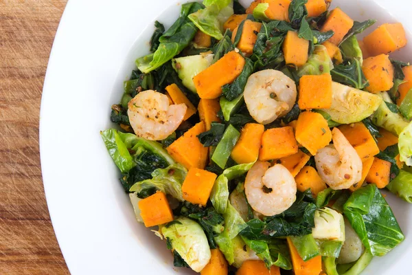 Sweet potato casserole with greens and shrimps — Stock Photo, Image