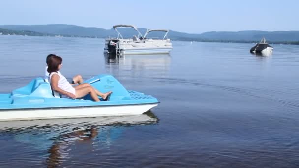 Ώριμο ζευγάρι στο θαλάσσιο ποδήλατο ονομάζεται επίσης βάρκα πεντάλ σε μια λίμνη κατά τη διάρκεια της ημέρας — Αρχείο Βίντεο