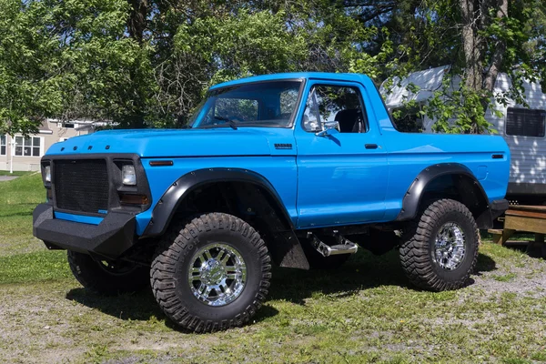 Przebudowany Ford Bronco Ranger 1979 Zmodyfikowano Niebieski Czarny Trawie Ciągu — Zdjęcie stockowe