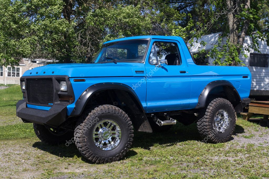  Reconstruido Ford Bronco Ranger 4 x 4 modificado hierba azul negro — Foto editorial de stock © Juliedeshaies
