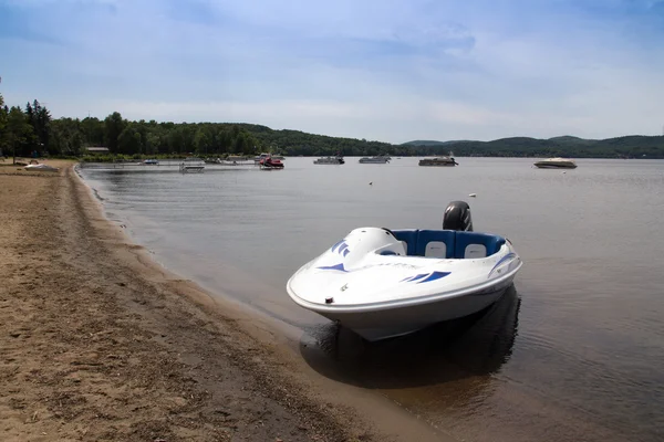 聖ガブリエル ブランドン カナダ 2015 Starfresh 水銀エンジン夏昼間 Maskinonge 湖ケベック カナダのビーチにレジャー ボート — ストック写真