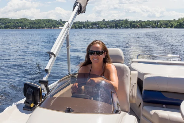 Mulheres dirigindo um barco de pontão em um lago — Fotografia de Stock