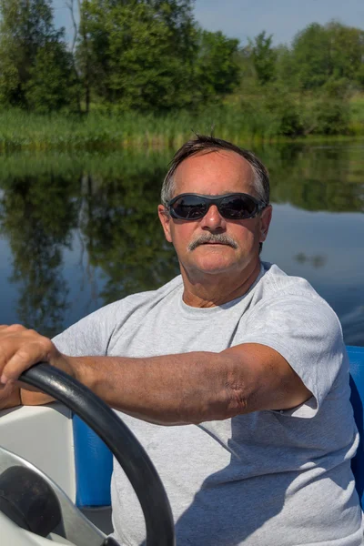モーター ボートを運転の男性 — ストック写真