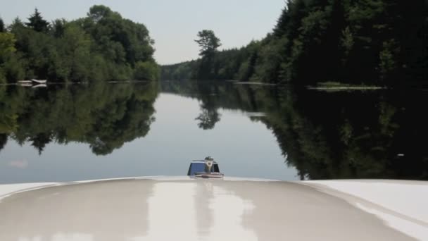 Łodzią na rzece w prowincji Quebec w Kanadzie widok na pokład łodzi w letni dzień — Wideo stockowe