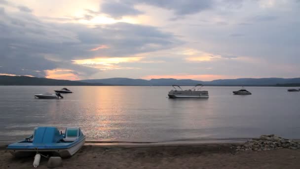 Puesta de sol en el lago de vídeo de velocidad rápida — Vídeos de Stock