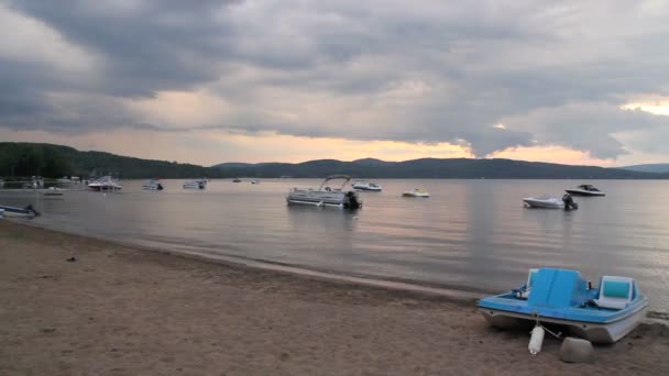 Zonsondergang op Lake snelheid video — Stockvideo