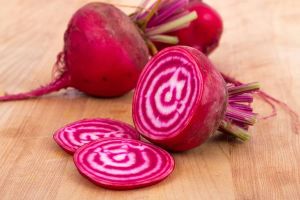 Chioggia beterraba listrada na mesa de madeira — Fotografia de Stock