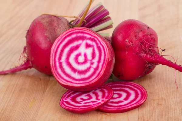 Chioggia gestreepte suikerbieten op houten tafel — Stockfoto