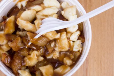Poutine Kanada fastfood yemek patates kızartması ile