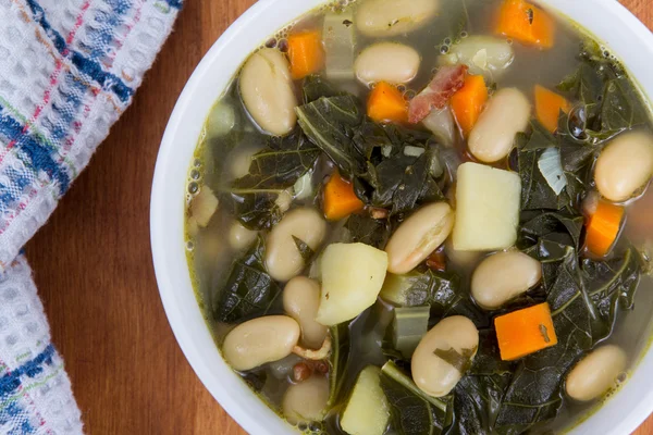 Tocino frijol blanco y sopa de col rizada —  Fotos de Stock