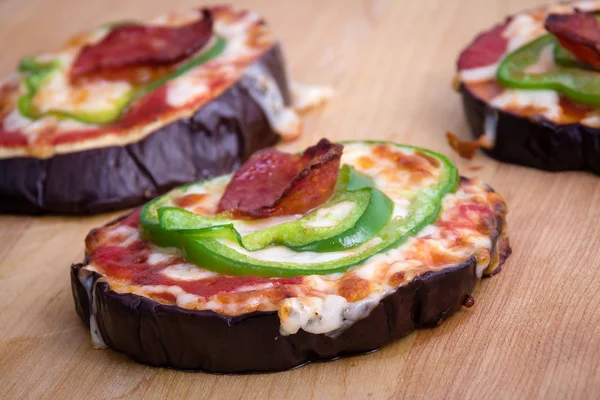 Pizza en rodajas de berenjena a la parrilla en la mesa — Foto de Stock