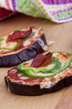 Pizza tablo ızgara patlıcan dilimleri üzerinde