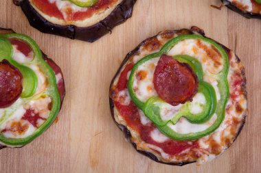 Pizza tablo ızgara patlıcan dilimleri üzerinde
