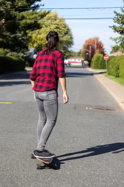 Жінки їзда longboard — стокове фото