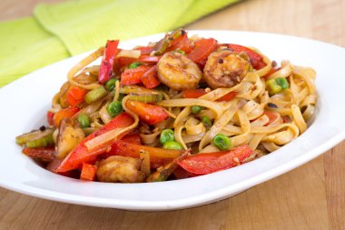 Karides noodle ile kırmızı biber Sote